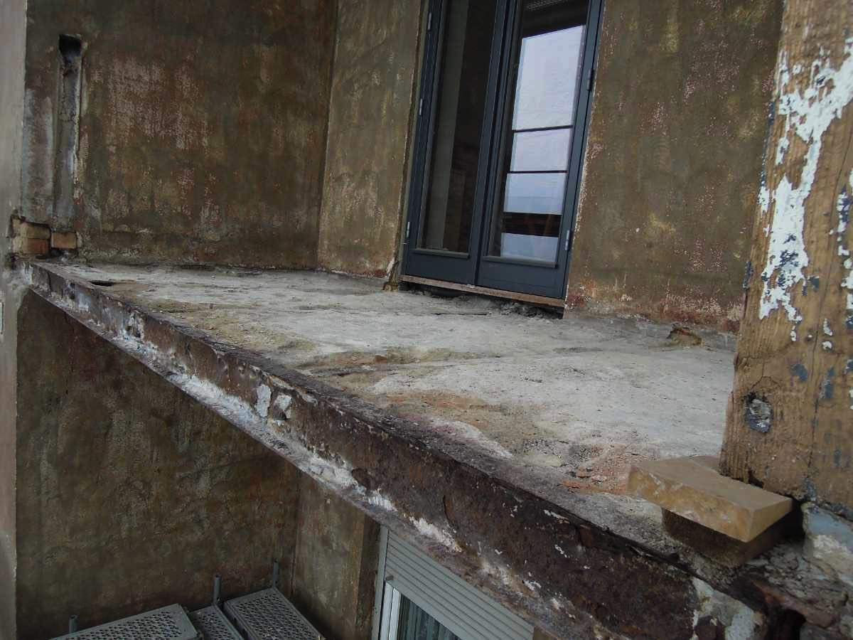 Sichtbare Schäden nach dem Abbeizen der Wandbeschichtung