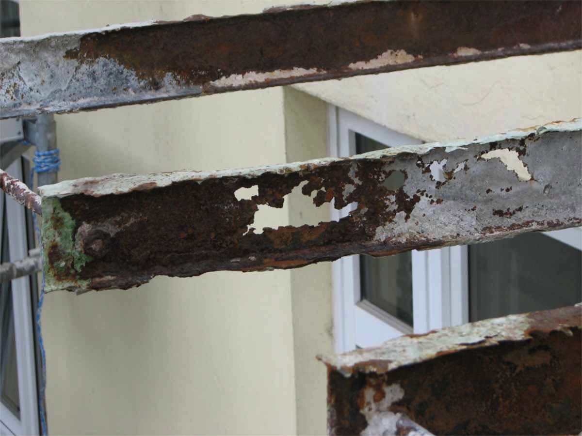 Verrostete Stahlträger, keine Standsicherheit der Balkonplatte